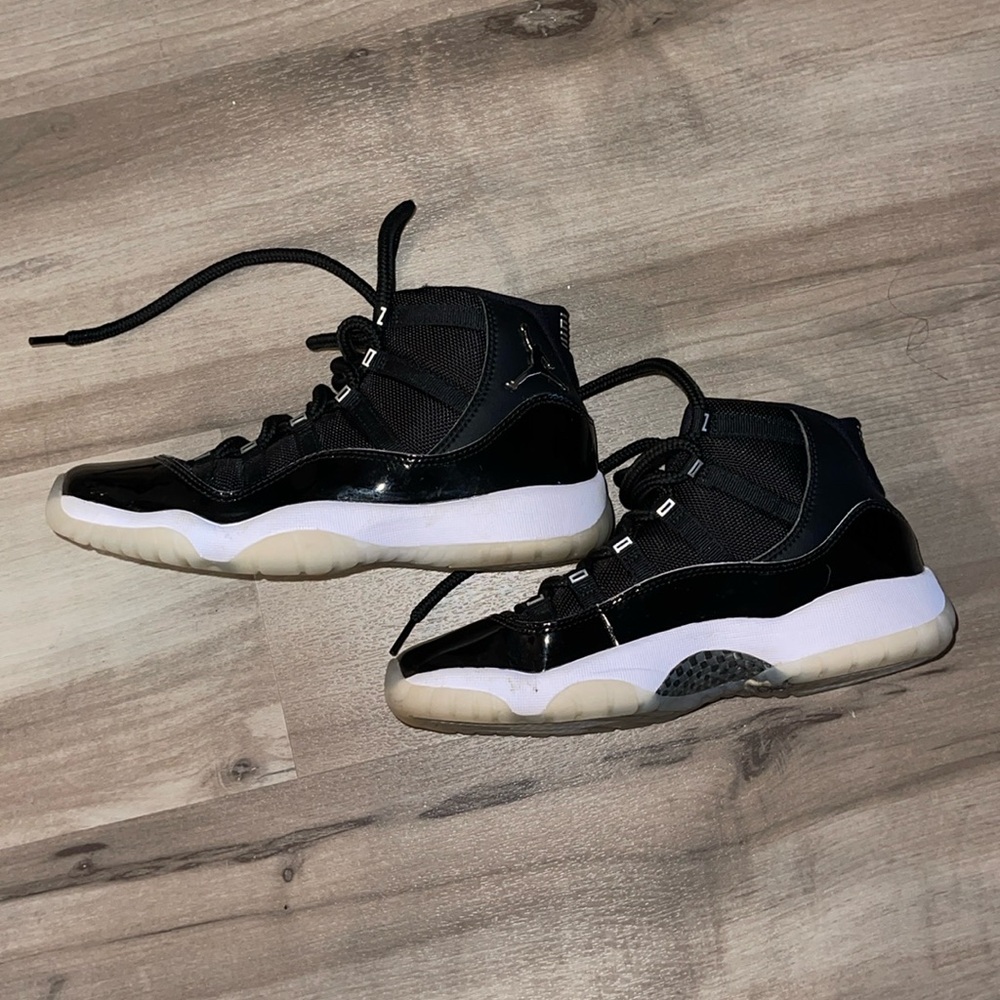 Jordan 11’s size 5.5 Y 7 W